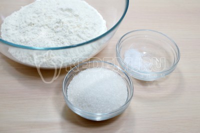 250 грамм муки высыпать в миску, добавить 100 грамм сахара и 1 щепотку соли.