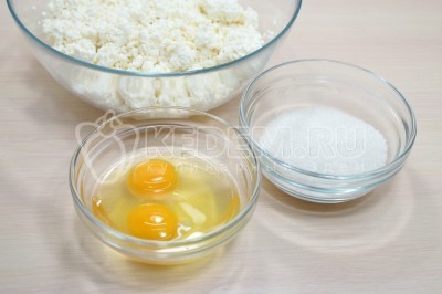 В миске смешать 200 грамм творога, 2 яйца, 50 грамм сахара.