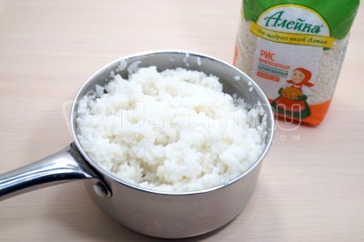 Варить до полной готовности риса. Выпарить всю воду.