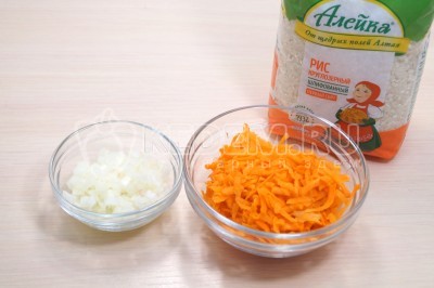 Луковицу и морковь очистить. Луковицу мелко нашинковать, морковь натереть на терке.