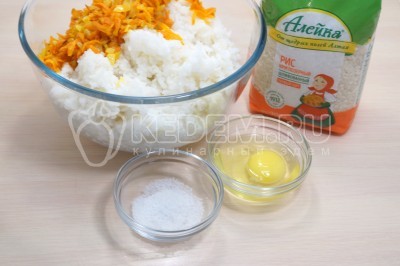 В большой миске смешать немного остывший рис, обжаренные овощи, добавить 1 яйцо и 1 чайную ложку соли.