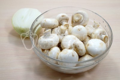 300 грамм грибов шампиньонов промыть и обсушить, луковицу очистить и мелко нашинковать.