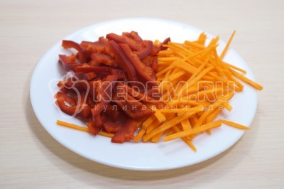 Болгарский перец и морковь очистить, нарезать соломкой.
