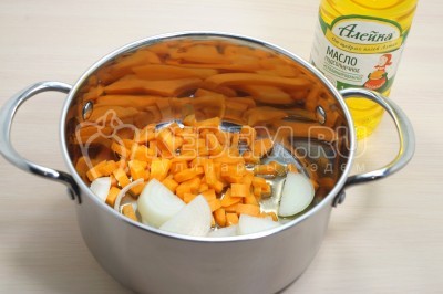 Выложить овощи в кастрюлю и обжарить 2-3 минуты.