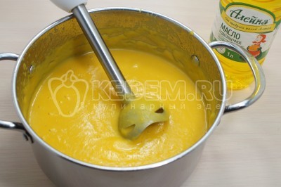 Пробить крем-суп из тыквы блендером до однородной массы.