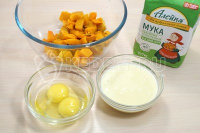 В большую миску выложить запеченную тыкву, добавить 200 грамм сгущенного молока и 2 яйца.
