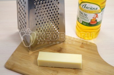 100 грамм твердого сыра натереть на терке.