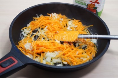 Лук мелко нашинковать, морковь на тереть на терке. Обжарить овощи 2-3 минуты помешивая.
