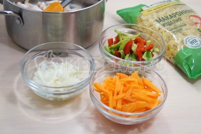 Луковицу, морковь и болгарский перец очистить. Лук мелко нашинковать, морковь нарезать соломкой, болгарский перец кусочками.