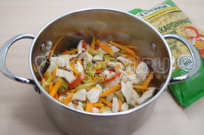 Добавить овощи к курице и обжарить курицу с овощами 2-3 минуты.