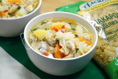 Суп с овощами, макаронами и куриным филе готов