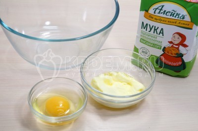 В миске смешать 50 грамм мягкого сливочного масла и 1 яйцо.