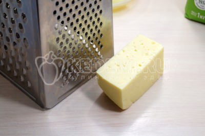 150 грамм твердого сыра натереть на мелкой терке. Добавить тертый сыр в миску.
