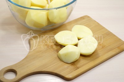 Разрезать картофель на половинки.