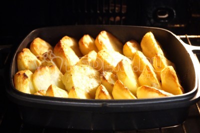 Запекать картофель в духовке при 200 градусах С, 25-30 минут.