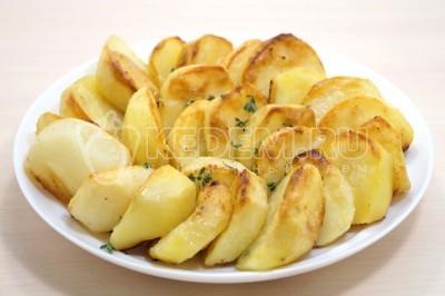 Выложить картофель на блюдо и украсить по желанию.