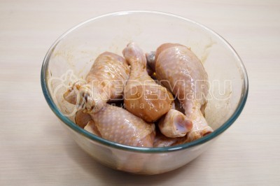 Перемешать и влить маринад в миску с куриными голенями. Перемешать и оставить мариноваться 20-30 минут.