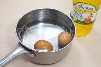 Два куриных яйца отварить, остудить и очистить.