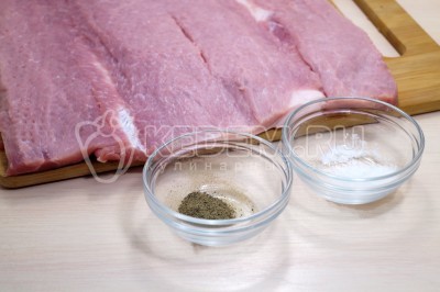 Мясо натереть солью и перцем с двух сторон.