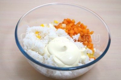 Добавить в миску нарезанные кубиками отварные яйца и морковь.