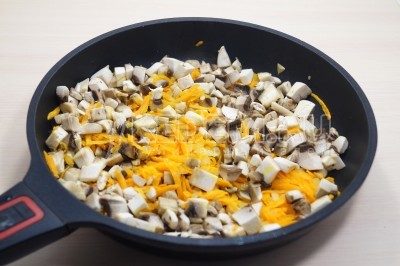 Добавить к овощам грибы, готовить помешивая 3-4 минуты.