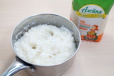 Из риса выпарить всю воду. Убрать рис с плиты и остудить.