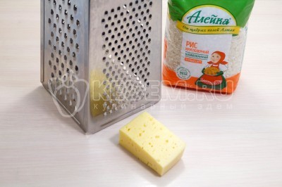 50 грамм твердого сыра натереть на мелкой терке.