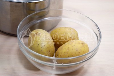 В кастрюле вскипятить 3 литра воды, очистить 3 средних картофелины.