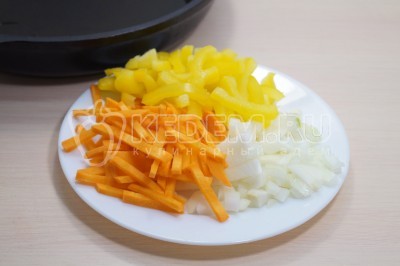 Половину луковицы мелко нашинковать, морковь и болгарский перец нарезать соломкой.