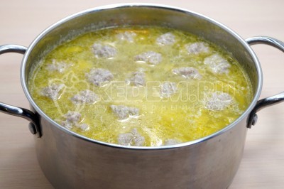 Добавить фрикадельки в суп, варить 10-12 минут.