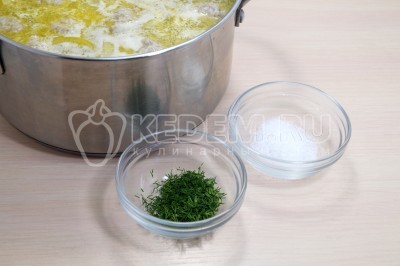 Добавить 1 чайную ложку соли и мелко нашинкованную зелень укропа.