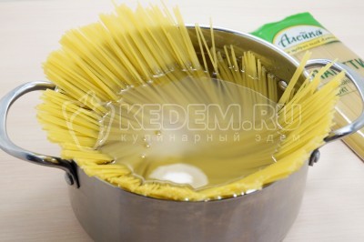 Добавить 400 грамм спагетти ТМ «Алейка» варить 6-7 минут.