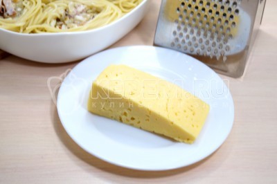 150 грамм твердого сыра натереть на средней терке.