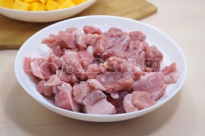 600 грамм свинины нарезать небольшими кусочками.
