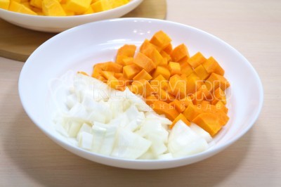 Нарезать луковицу и морковь небольшими кубиками.