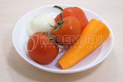 Луковицу, морковь, половинку болгарского перца очистить, 2 средних помидора вымыть.