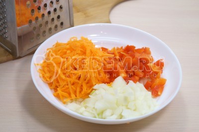 Морковь натереть на крупной терке, лук и перец мелко нашинковать.