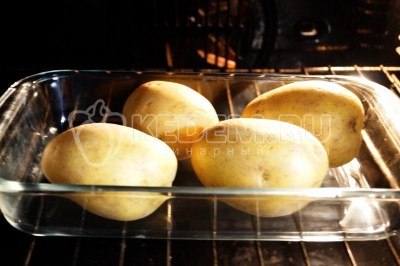 Запекать картофель в духовке при 180 градусах С 30-40 минут.