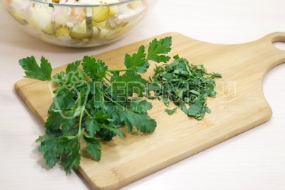 Зелень петрушки нашинковать и добавить в салат.