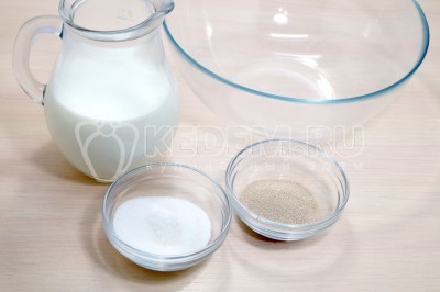 В большой миске смешать 300 миллилитров теплого молока, 50 грамм сахара и 7 грамм сухих дрожжей. Оставить на 15 минут.