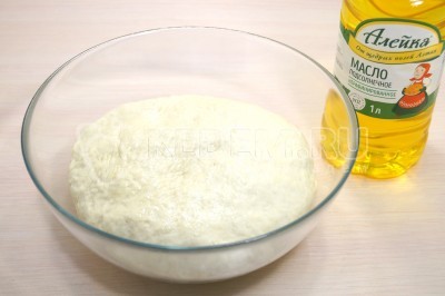 Переложить тесто в сухую миску, смазать подсолнечным маслом.