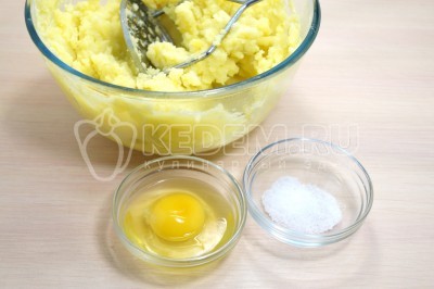 Добавить1 яйцо и 1/2 чайной ложки соли.