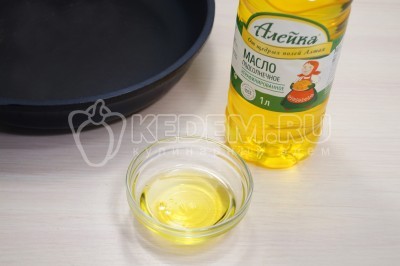 На сковороде разогреть 3-4 столовые ложки натурального подсолнечного масла