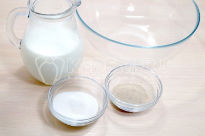 В большой миске смешать 300 миллилитров теплого молока, 1 столовую ложку сахара и 7 грамм сухих дрожжей. Оставить на 15 минут.