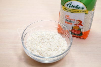 Отмерить 150 грамм круглозерного риса ТМ «Алейка».
