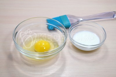 Яйцо взбить с 1 столовой ложкой молока.