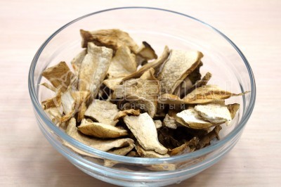 30 грамм сушеных белых грибов выложить в миску.