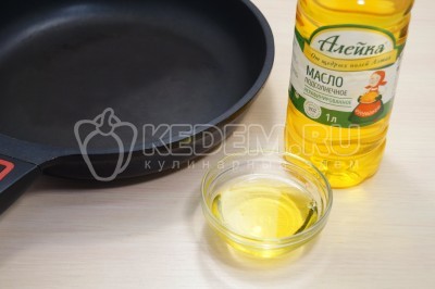 На сковороде разогреть 3 столовые ложки натурального подсолнечного масла ТМ «Алейка».