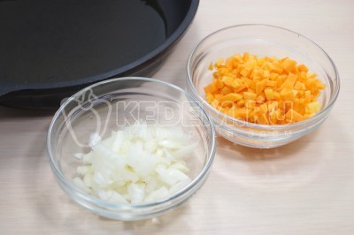 Луковицу и морковь очистит, лук мелко нашинковать, морковь нарезать мелкими кубиками. Обжарить овощи на сковороде 1-2 минуты.
