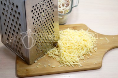 100 грамм твердого сыра натереть на средней терке.